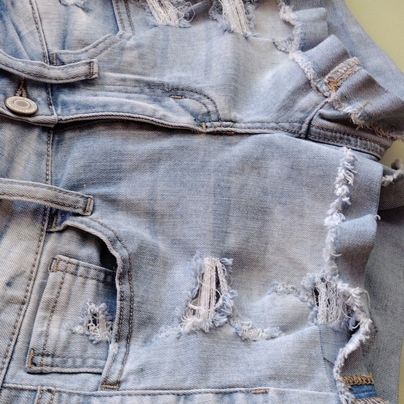 Women's So low rise Favorite Shortie jean shorts size 3 lightwash distressed - Picture 3 of 4